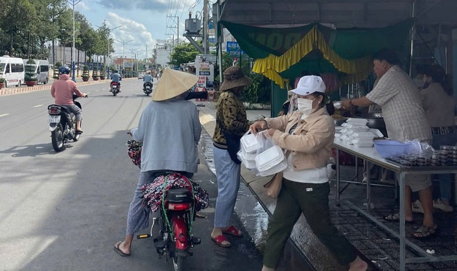 Biển người đổ về Tòa Thánh Tây Ninh dự Đại lễ Hội yến Diêu Trì Cung 2025 - Ảnh 10.
