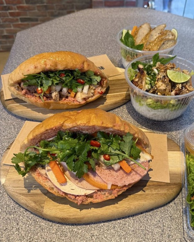 Nam diễn viên nổi tiếng thích mê món bánh mì Việt- Ảnh 5. Nam diễn viên nổi tiếng thích mê món bánh mì Việt- Ảnh 5.