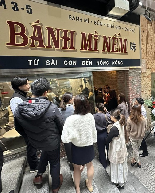 Nam diễn viên nổi tiếng thích mê món bánh mì Việt- Ảnh 4. Nam diễn viên nổi tiếng thích mê món bánh mì Việt- Ảnh 4.
