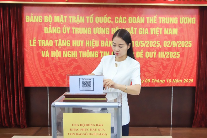 Hội Luật gia Việt Nam ủng hộ đồng bào vùng bão lũ, trao tặng huy hiệu Đảng cho đảng viên ưu tú - Ảnh 5.