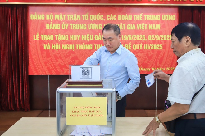 Hội Luật gia Việt Nam ủng hộ đồng bào vùng bão lũ, trao tặng huy hiệu Đảng cho đảng viên ưu tú - Ảnh 4.