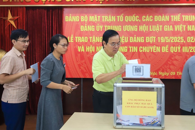 Hội Luật gia Việt Nam ủng hộ đồng bào vùng bão lũ, trao tặng huy hiệu Đảng cho đảng viên ưu tú - Ảnh 6.