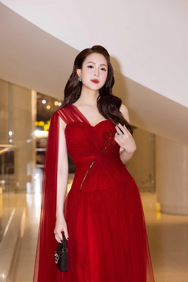 Nhan sắc đời thực "hack tuổi" của mỹ nhân phim Lằn ranh - Ảnh 7.