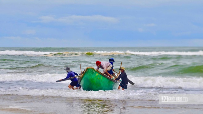 Ngư dân Quảng Ngãi vượt sóng dữ săn "lộc biển" mùa biển động- Ảnh 2. Ngư dân Quảng Ngãi vượt sóng dữ săn "lộc biển" mùa biển động- Ảnh 2.