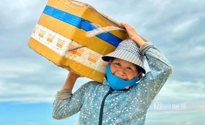 Ngư dân Quảng Ngãi vượt sóng dữ săn "lộc biển" mùa biển động- Ảnh 5. Ngư dân Quảng Ngãi vượt sóng dữ săn "lộc biển" mùa biển động- Ảnh 5.