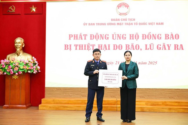 Hơn 112 tỷ đồng gửi tới đồng bào các tỉnh miền Trung, Tây Nguyên đang chịu thiệt hại nặng nề do bão lũ gây ra- Ảnh 24.