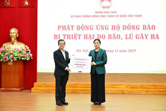 Hơn 112 tỷ đồng gửi tới đồng bào các tỉnh miền Trung, Tây Nguyên đang chịu thiệt hại nặng nề do bão lũ gây ra- Ảnh 22.