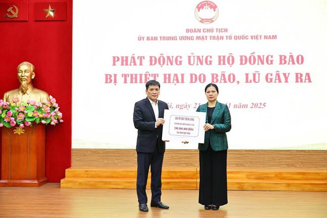 Hơn 112 tỷ đồng gửi tới đồng bào các tỉnh miền Trung, Tây Nguyên đang chịu thiệt hại nặng nề do bão lũ gây ra- Ảnh 20.