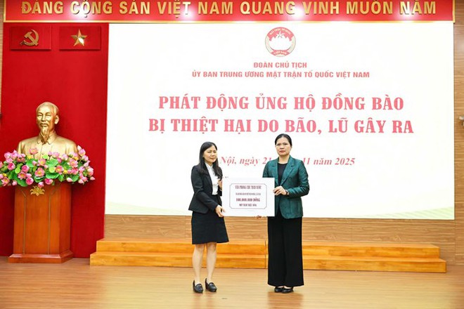 Hơn 112 tỷ đồng gửi tới đồng bào các tỉnh miền Trung, Tây Nguyên đang chịu thiệt hại nặng nề do bão lũ gây ra- Ảnh 17.