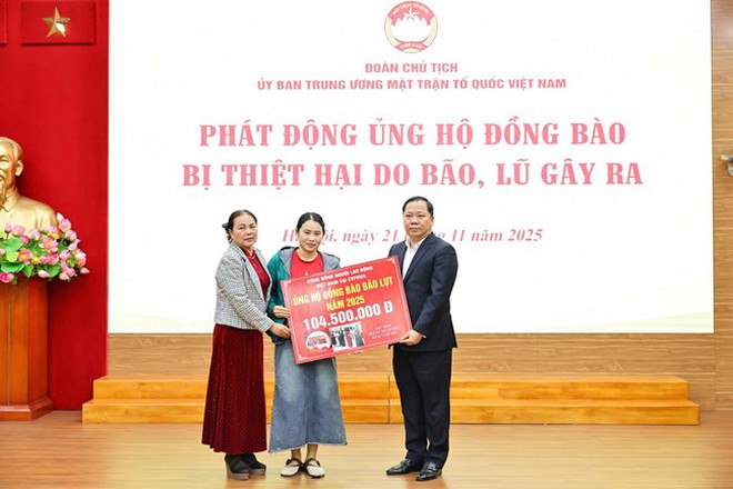 Hơn 112 tỷ đồng gửi tới đồng bào các tỉnh miền Trung, Tây Nguyên đang chịu thiệt hại nặng nề do bão lũ gây ra- Ảnh 13.