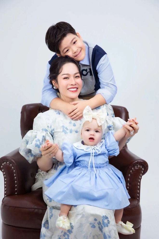 Ca sĩ Nhật Kim Anh hạnh phúc bình yên bên mẹ cùng hai con, hé lộ về con gái lai Tây- Ảnh 2.