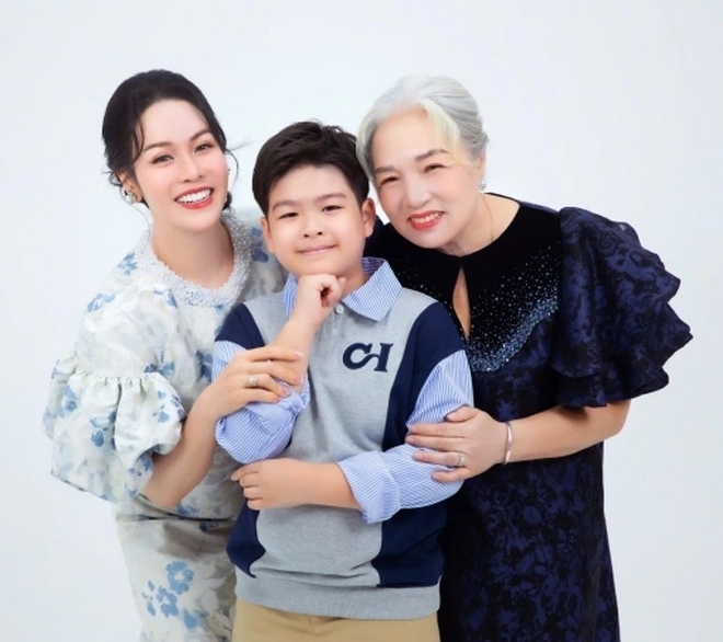 Ca sĩ Nhật Kim Anh hạnh phúc bình yên bên mẹ cùng hai con, hé lộ về con gái lai Tây- Ảnh 3.