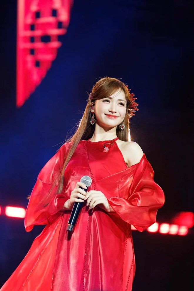 Hòa Minzy "tình bể bình" bên một sao nam Vbiz khiến mạng xã hội "dậy sóng" - Ảnh 4.