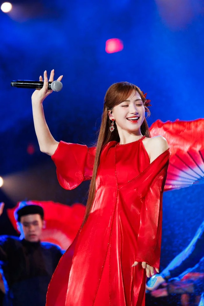 Hòa Minzy "tình bể bình" bên một sao nam Vbiz khiến mạng xã hội "dậy sóng" - Ảnh 5.