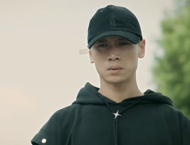 "Đặc công Sen" của Mưa đỏ hoàn toàn "lột xác" trong Cách em 1 milimet- Ảnh 5. "Đặc công Sen" của Mưa đỏ hoàn toàn "lột xác" trong Cách em 1 milimet- Ảnh 5.