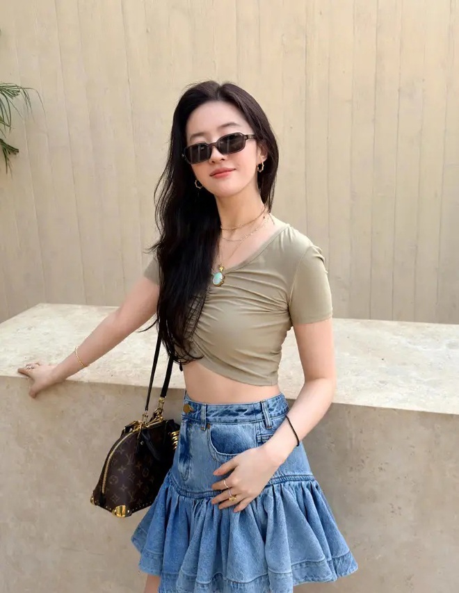 Loạt ảnh du lịch của Lưu Diệc Phi khiến ai cũng phải nghi ngờ tuổi thật - Ảnh 4.