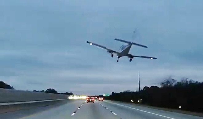 Kinh hoàng máy bay rơi trúng ô tô đang chạy, 3 người may mắn sống sót - Ảnh 1.