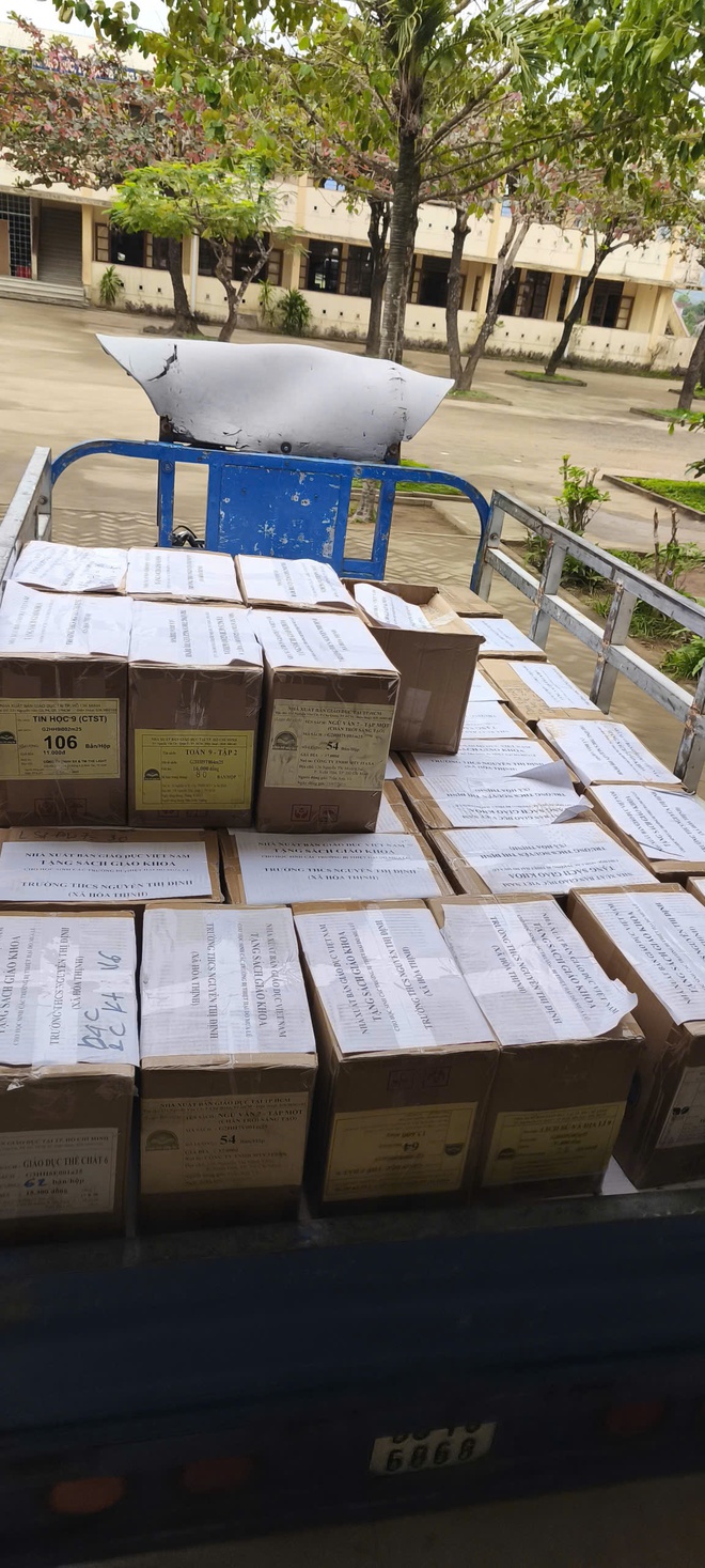 Trường được tặng s&aacute;ch - Ảnh 2.