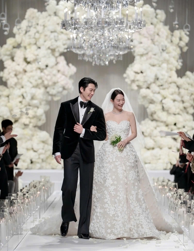 "Cặp đ&ocirc;i v&agrave;ng của showbiz H&agrave;n" tung h&igrave;nh ảnh rạng rỡ trong lễ cưới - Ảnh 1.