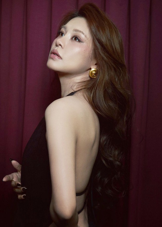 Nữ ca sĩ đ&igrave;nh đ&aacute;m khiến c&otilde;i mạng "dậy s&oacute;ng" với nhan sắc quyến rũ ở tuổi 36 - Ảnh 4.