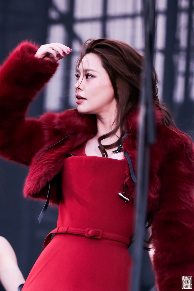 Nữ ca sĩ đ&igrave;nh đ&aacute;m khiến c&otilde;i mạng "dậy s&oacute;ng" với nhan sắc quyến rũ ở tuổi 36 - Ảnh 8.