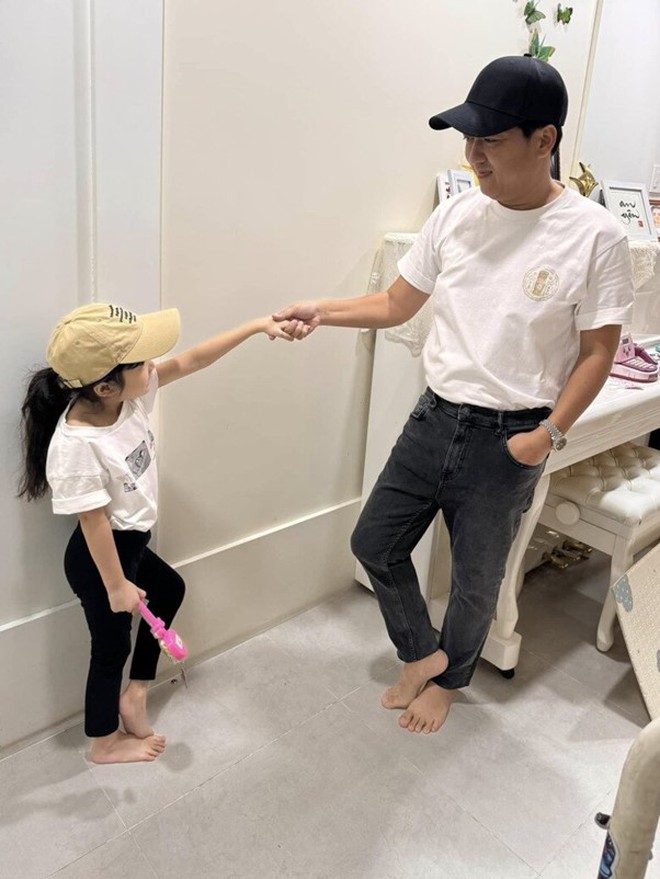 Con g&aacute;i Trường Giang v&agrave; Nh&atilde; Phương mới 6 tuổi đ&atilde; khoe t&agrave;i catwalk chuy&ecirc;n nghiệp - Ảnh 5.