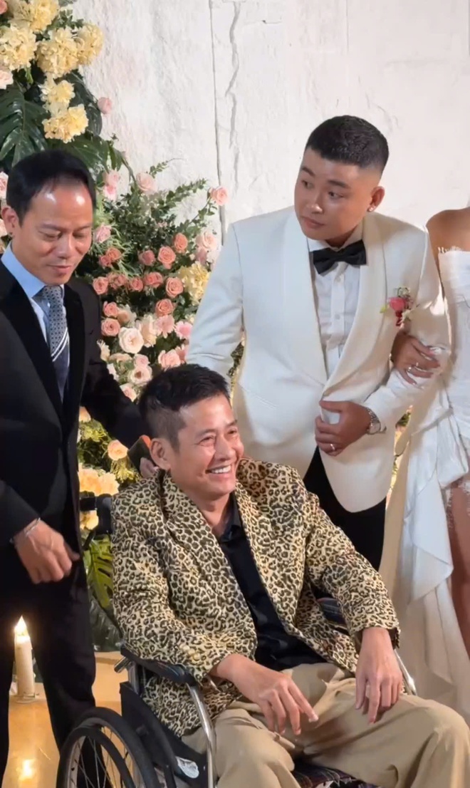 Nghệ sĩ Tấn Beo xuất hiện hạnh ph&uacute;c trong đ&aacute;m cưới con trai - Ảnh 4.