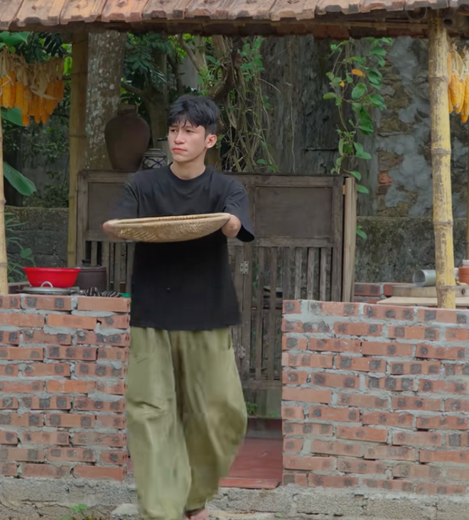 Ch&agrave;ng trai genZ mồ c&ocirc;i, gặp biến cố mất 2 tay, truyền th&ocirc;ng điệp t&iacute;ch cực qua từng video- Ảnh 9.