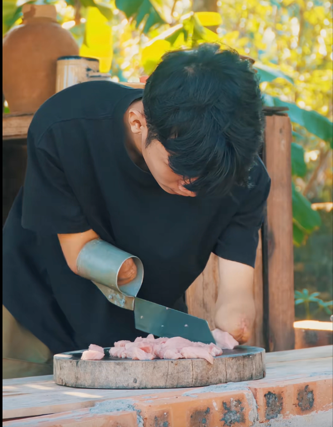 Ch&agrave;ng trai genZ mồ c&ocirc;i, gặp biến cố mất 2 tay, truyền th&ocirc;ng điệp t&iacute;ch cực qua từng video- Ảnh 8.