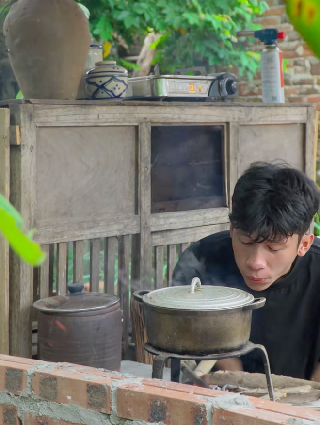 Ch&agrave;ng trai genZ mồ c&ocirc;i, gặp biến cố mất 2 tay, truyền th&ocirc;ng điệp t&iacute;ch cực qua từng video- Ảnh 10.