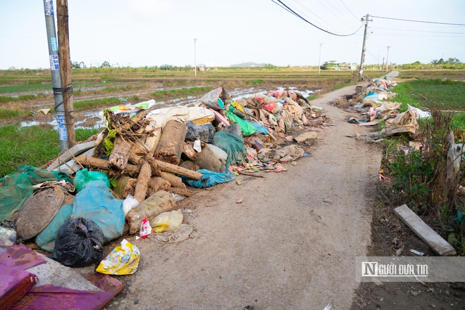 Đắk Lắk: Lũ rút rác vẫn "ngập ngụa" trên đường, người dân lo ô nhiễm môi trường- Ảnh 8.