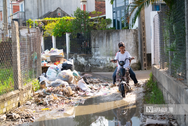 Đắk Lắk: Lũ rút rác vẫn "ngập ngụa" trên đường, người dân lo ô nhiễm môi trường- Ảnh 4.