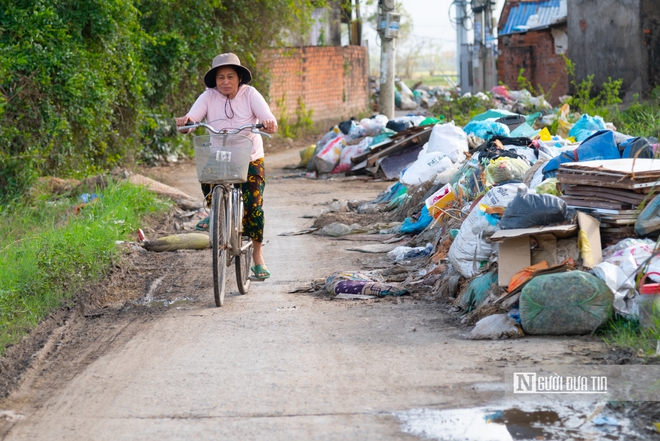 Đắk Lắk: Lũ rút rác vẫn "ngập ngụa" trên đường, người dân lo ô nhiễm môi trường- Ảnh 2.