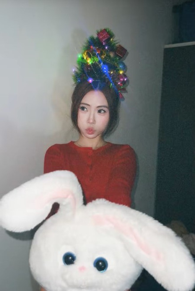 Đu trend buộc tóc cây thông Noel gây sốt mùa Giáng sinh - Ảnh 4.