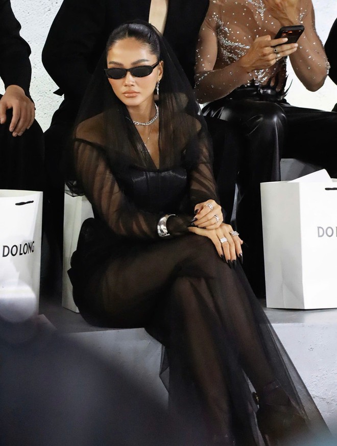 H'Hen Niê “trốn con” đi tham dự sự kiện, vóc dáng khiến dân mạng bất ngờ- Ảnh 4. H'Hen Niê “trốn con” đi tham dự sự kiện, vóc dáng khiến dân mạng bất ngờ- Ảnh 4.