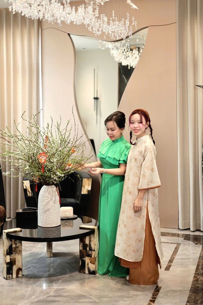 Danh hài Việt Hương - Đại gia ngầm Vbiz: Đầu xuân lộng lẫy trong biệt thự 300 tỷ đồng, sở hữu nhiều tài sản khủng- Ảnh 4. Danh hài Việt Hương - Đại gia ngầm Vbiz: Đầu xuân lộng lẫy trong biệt thự 300 tỷ đồng, sở hữu nhiều tài sản khủng- Ảnh 4.