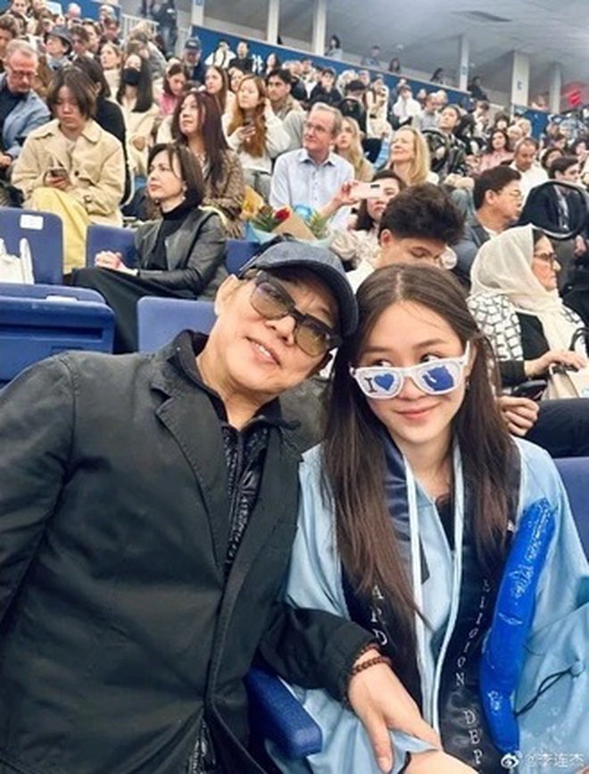 Ngôi sao võ thuật Lý Liên Kiệt rạng rỡ khoe con gái út tốt nghiệp đại học- Ảnh 2. Ngôi sao võ thuật Lý Liên Kiệt rạng rỡ khoe con gái út tốt nghiệp đại học- Ảnh 2.