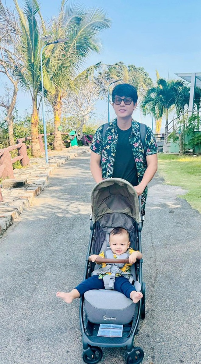 "Hoàng tử mắt hí" sau nhiều năm độc thân, tuổi 43 bất ngờ công khai có bạn gái- Ảnh 1. "Hoàng tử mắt hí" sau nhiều năm độc thân, tuổi 43 bất ngờ công khai có bạn gái- Ảnh 1.