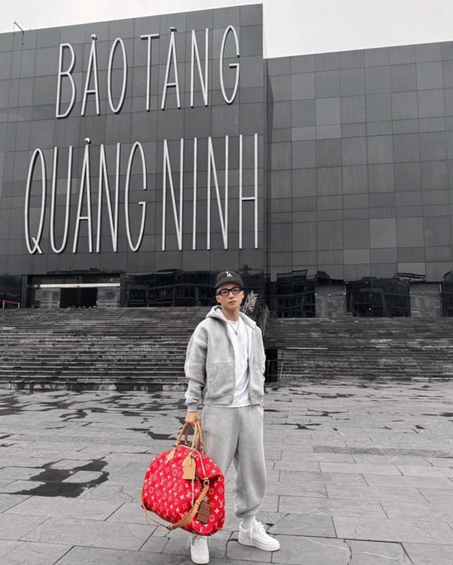 Ca sĩ Sơn Tùng M-TP xách túi 300 triệu đồng, bất ngờ check-in tại chợ Bến Thành- Ảnh 8. Ca sĩ Sơn Tùng M-TP xách túi 300 triệu đồng, bất ngờ check-in tại chợ Bến Thành- Ảnh 8.