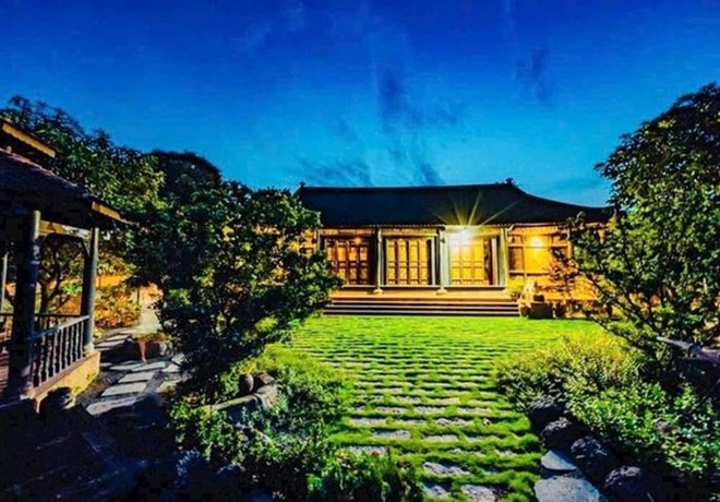 Danh hài giàu có bậc nhất showbiz Việt, sở hữu biệt phủ cổ giá cả trăm tỷ đồng- Ảnh 3. Danh hài giàu có bậc nhất showbiz Việt, sở hữu biệt phủ cổ giá cả trăm tỷ đồng- Ảnh 3.