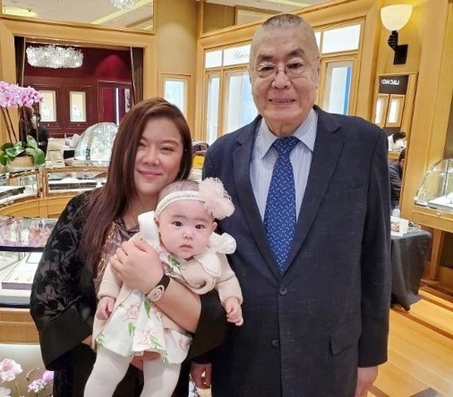 "Ngưu Ma Vương" U90: Hạnh phúc bên vợ kém 37 tuổi và con trai 2 tuổi- Ảnh 2. "Ngưu Ma Vương" U90: Hạnh phúc bên vợ kém 37 tuổi và con trai 2 tuổi- Ảnh 2.