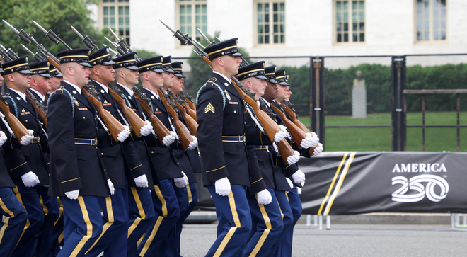 Diễu hành quân sự ở Washington, DC: Ông Trump nói “đã đến lúc” nước Mỹ ăn mừng thành công quân sự của mình- Ảnh 4. Diễu hành quân sự ở Washington, DC: Ông Trump nói “đã đến lúc” nước Mỹ ăn mừng thành công quân sự của mình- Ảnh 4.