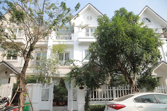 Nam ca sĩ giàu có, nổi tiếng, phong độ, ở biệt thự 50 tỷ đồng nhưng U50 vẫn độc thân- Ảnh 3. Nam ca sĩ giàu có, nổi tiếng, phong độ, ở biệt thự 50 tỷ đồng nhưng U50 vẫn độc thân- Ảnh 3.
