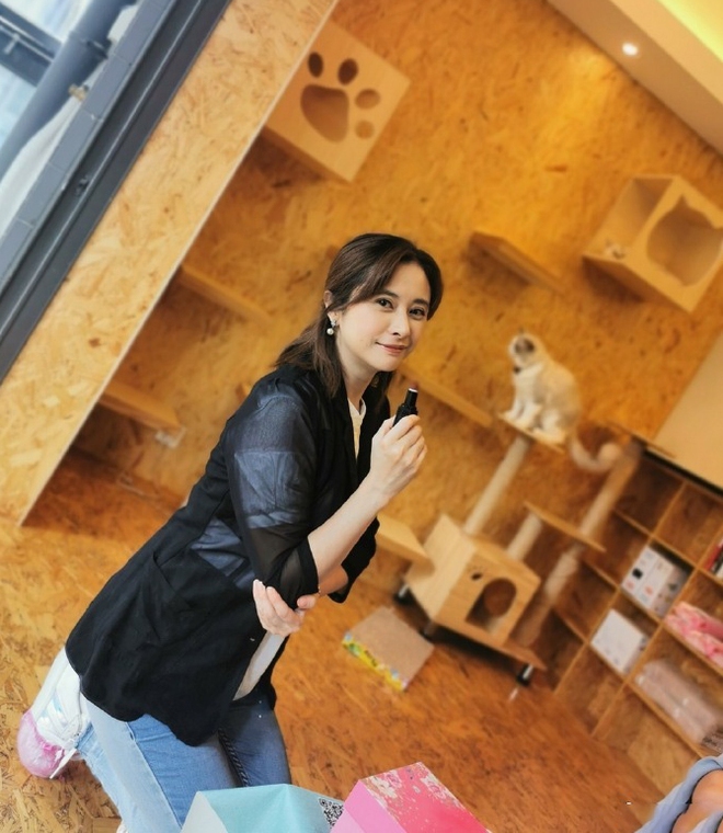 "Ni cô đẹp nhất" của Tiếu ngạo giang hồ, tuổi 50 kín tiếng, chưa tìm được bờ vai để nương tựa- Ảnh 9. "Ni cô đẹp nhất" của Tiếu ngạo giang hồ, tuổi 50 kín tiếng, chưa tìm được bờ vai để nương tựa- Ảnh 9.