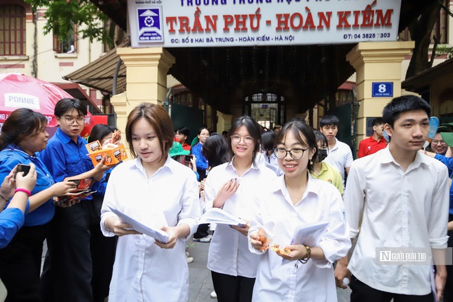 Thi tốt nghiệp THPT: Thí sinh "xoay xở" với môn tiếng Anh- Ảnh 11. Thi tốt nghiệp THPT: Thí sinh "xoay xở" với môn tiếng Anh- Ảnh 11.