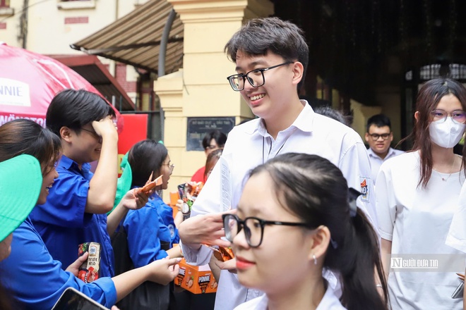 Thi tốt nghiệp THPT: Thí sinh "xoay xở" với môn tiếng Anh- Ảnh 23. Thi tốt nghiệp THPT: Thí sinh "xoay xở" với môn tiếng Anh- Ảnh 23.