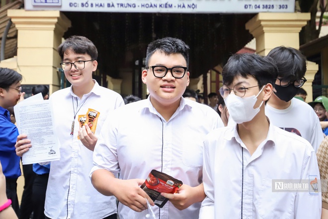 Thi tốt nghiệp THPT: Thí sinh "xoay xở" với môn tiếng Anh- Ảnh 21. Thi tốt nghiệp THPT: Thí sinh "xoay xở" với môn tiếng Anh- Ảnh 21.