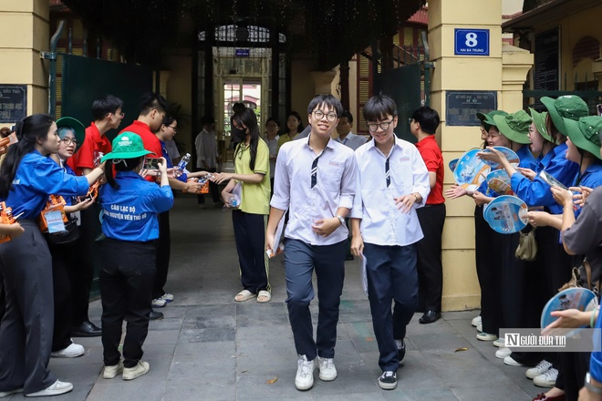 Thi tốt nghiệp THPT: Thí sinh "xoay xở" với môn tiếng Anh- Ảnh 16. Thi tốt nghiệp THPT: Thí sinh "xoay xở" với môn tiếng Anh- Ảnh 16.