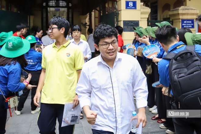 Thi tốt nghiệp THPT: Thí sinh "xoay xở" với môn tiếng Anh- Ảnh 19. Thi tốt nghiệp THPT: Thí sinh "xoay xở" với môn tiếng Anh- Ảnh 19.