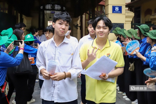 Thi tốt nghiệp THPT: Thí sinh "xoay xở" với môn tiếng Anh- Ảnh 17. Thi tốt nghiệp THPT: Thí sinh "xoay xở" với môn tiếng Anh- Ảnh 17.